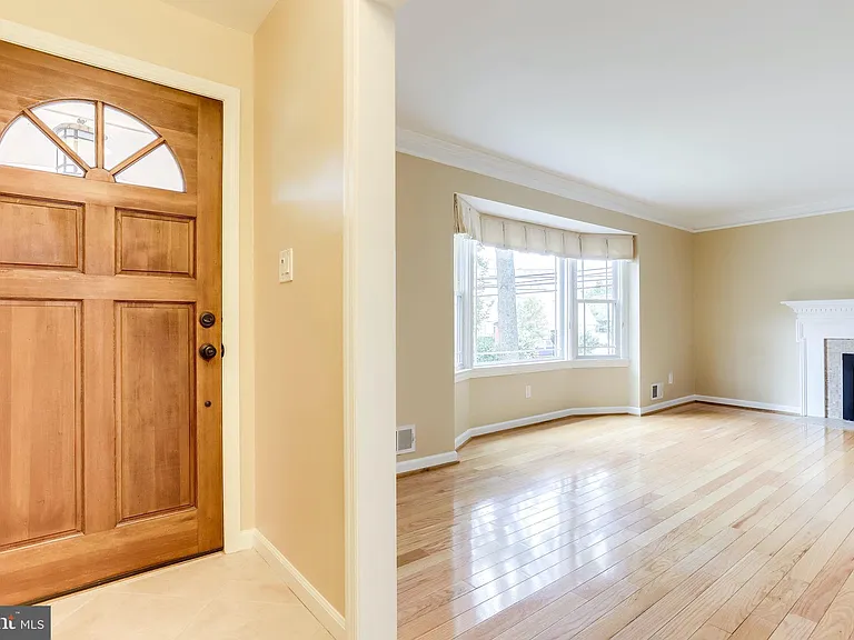 4894 Williamsburg Blvd — Photo 3
