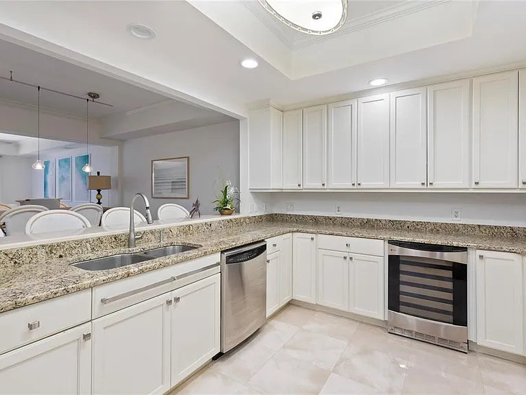 300 Beach Dr NE #302 — Photo 5