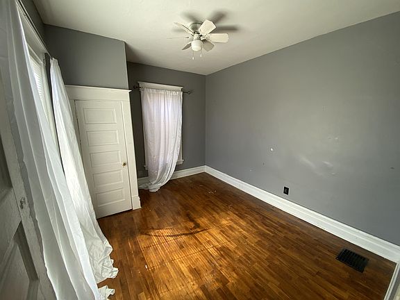 5th image of 815 Evergreen St SE