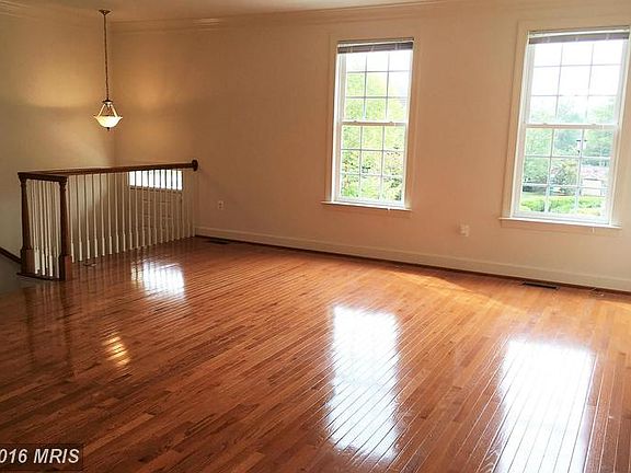 2nd image of 104 Monroe Mills Ln