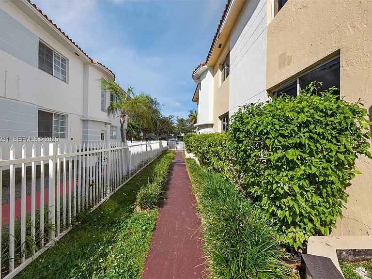 1220 Marseille Dr #5 — Photo 9