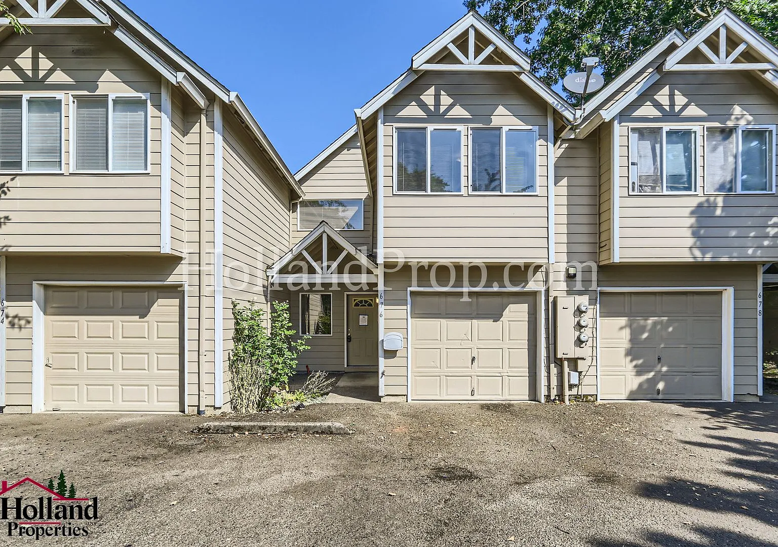 Charming 3-Bedroom Townhome Near Downtown Canby! New Price $1,850 — Photo 1