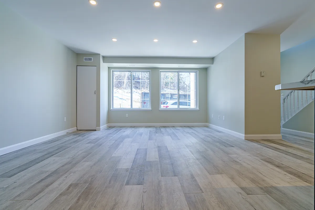 889 Chestnut Crescent — Photo 3
