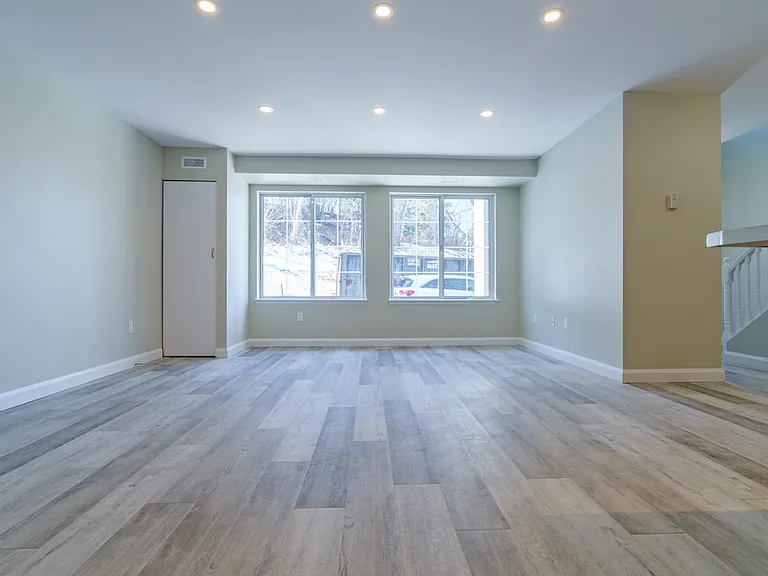 889 Chestnut Cres — Photo 2
