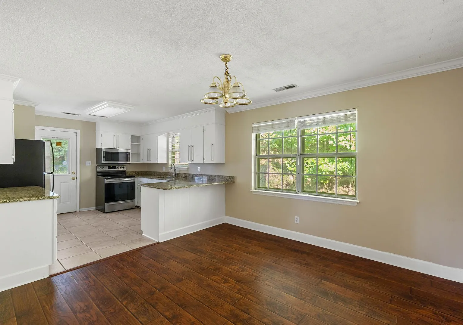 3 Bedroom 2.5 Bath House — Photo 4
