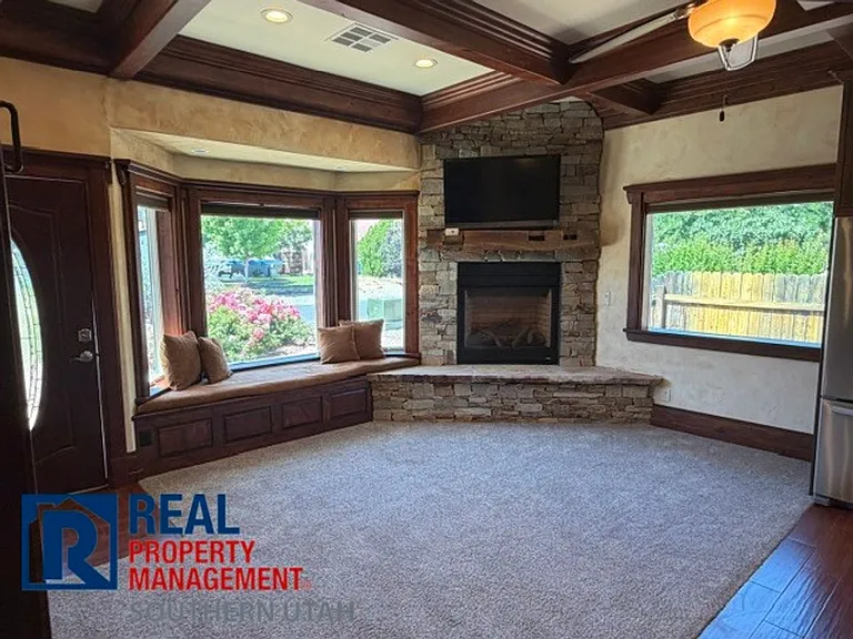 805 Larkspur Rd — Photo 2