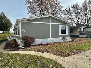 28 Maple Ln, Manteno, IL 60950