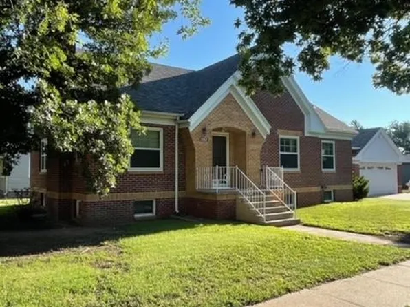 420 W 11th St, Larned, KS 67550