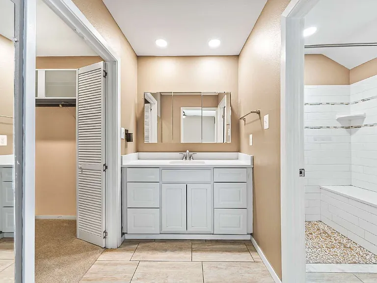 5801 Royal Ridge Dr — Photo 13