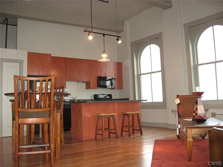 755 N Salina St — Photo 3