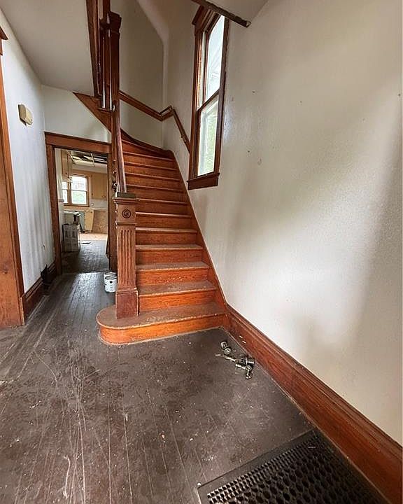 1st image of 1105 Commercial St