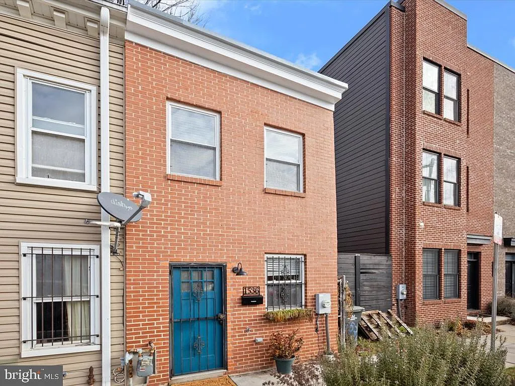 1536 Levis St NE photo 1