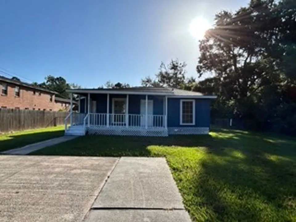 212 Lawler Ave