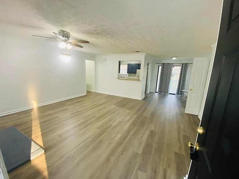 114 Sterling Ct — Photo 3