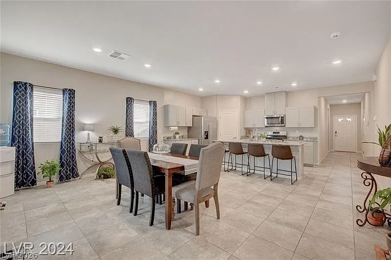 4 bed, 2.0 bath, 1824 sqft, $2,350 — Photo 2