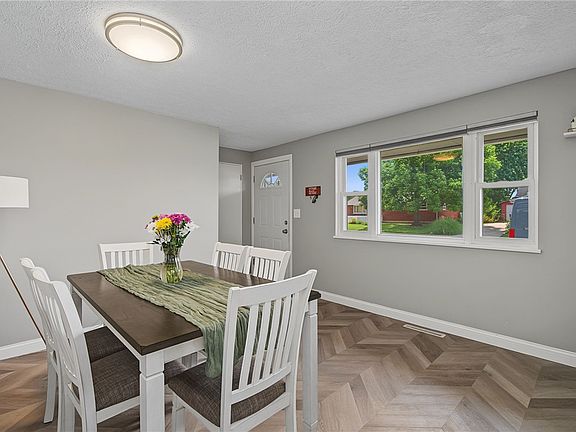 5th image of 325 Windsor Ct