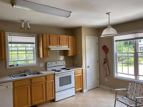 Kitchen with Eat-In Area