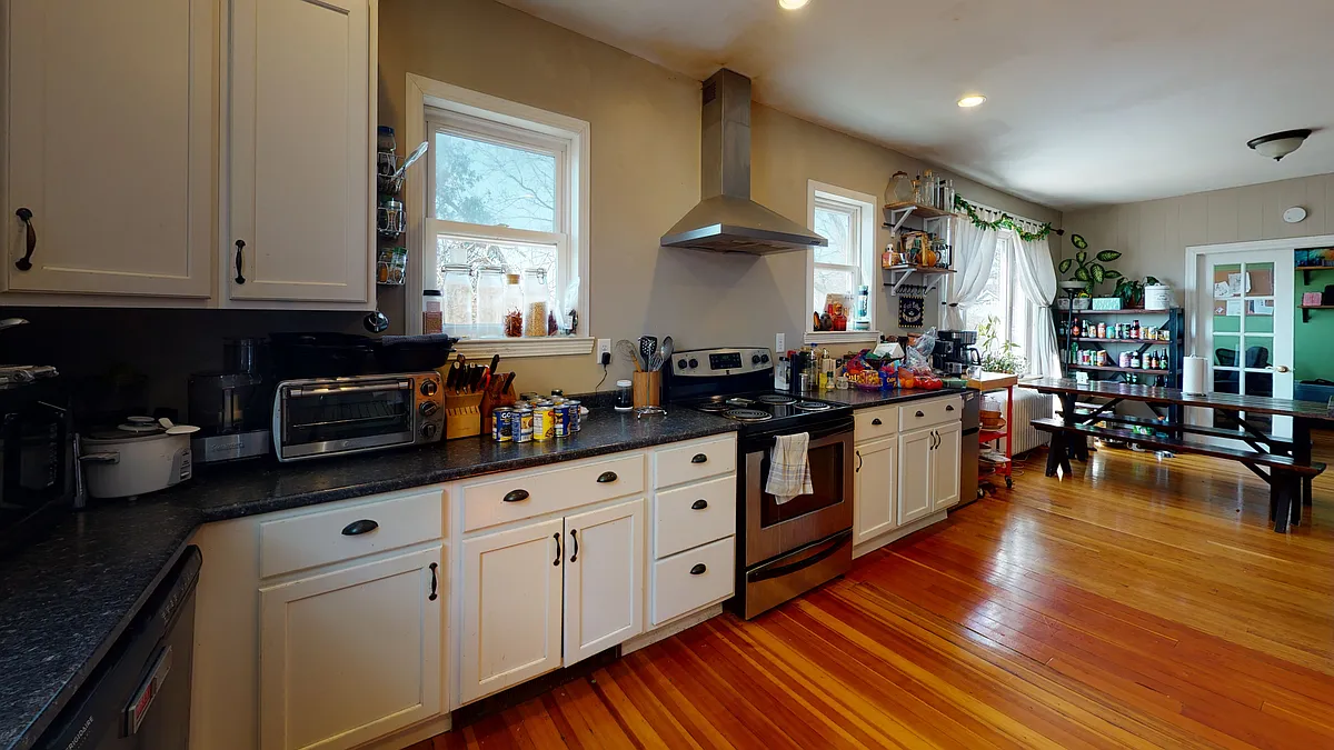 Building Photo - 70 Larch St #1