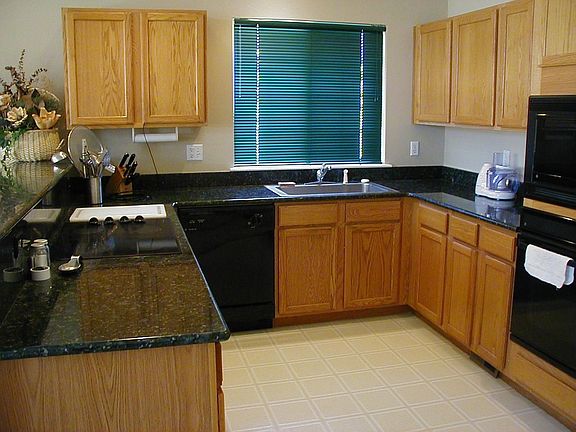 Kitchen w fridge, dw, micro