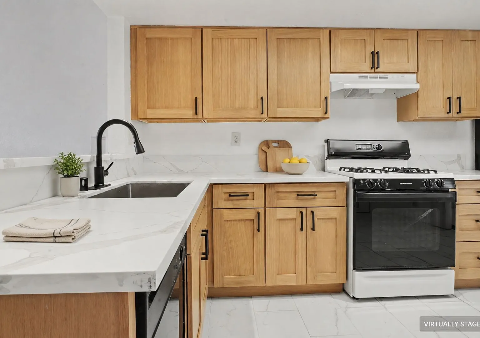 Spacious 2bed/2.5bath Townhouse — Photo 3