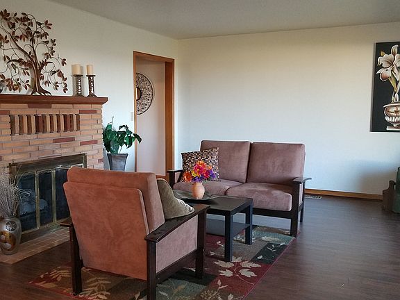 Gas fireplace, wood floors