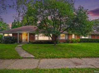 19925 E William Ct, Grosse Pointe Woods, MI 48236