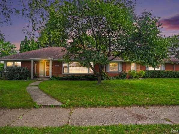 19925 E William Ct, Grosse Pointe Woods, MI 48236