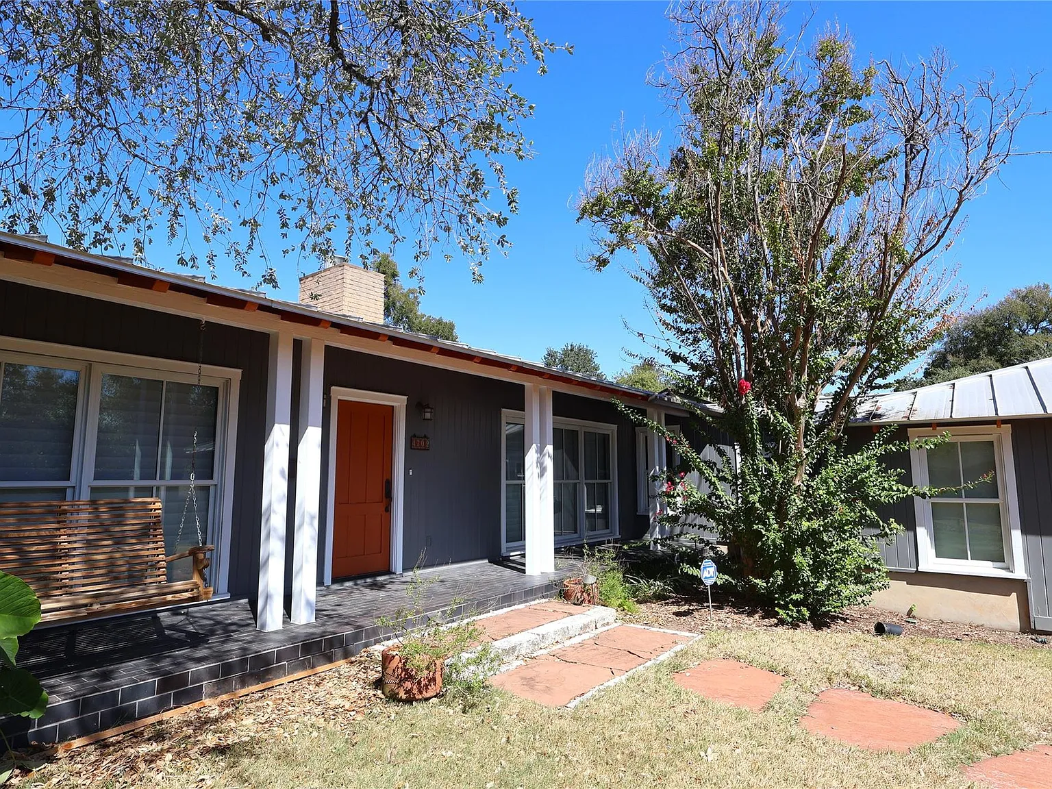 4 bed, 3.0 bath, 2364 sqft, $5,000 — Photo 2