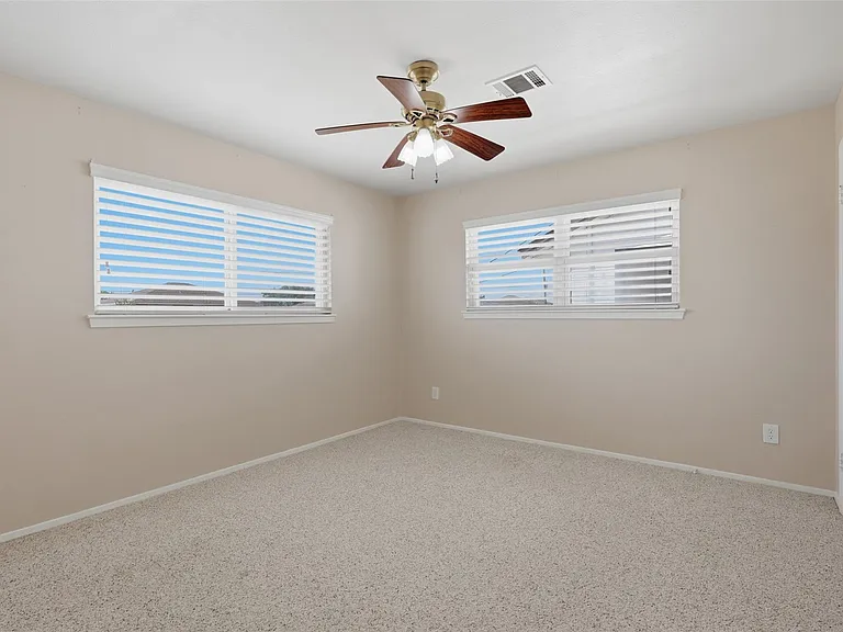 375 Ling St — Photo 8