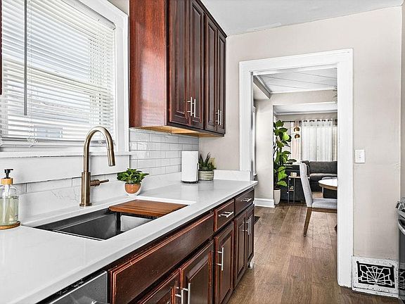 3rd image of 32 Laurel Ave