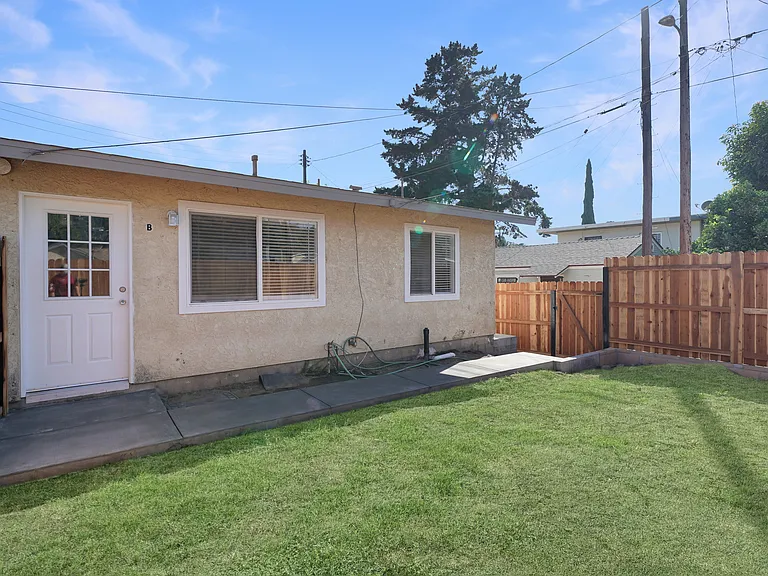 816 E Pleasant St #B — Photo 2