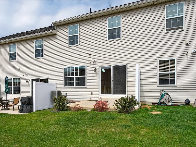 1772 Fairbank Ln — Photo 4