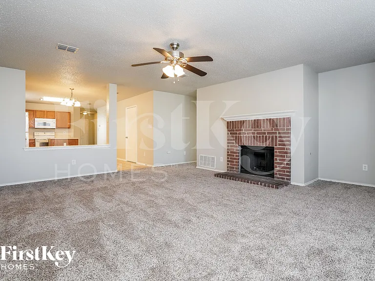 2447 Mallory Ln — Photo 4