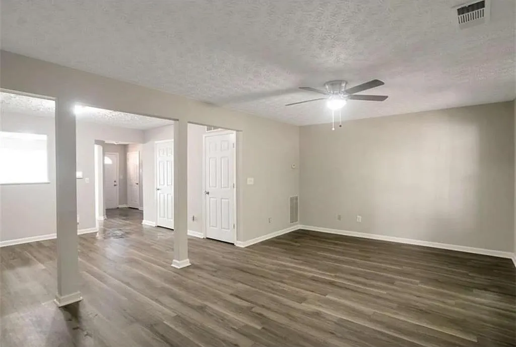 3 bed, 2.5 bath, 1560 sqft, $2,000 — Photo 2