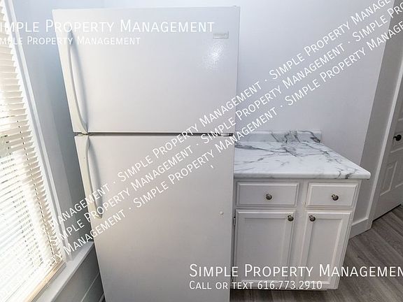 5th image of 842 Baxter St SE #2