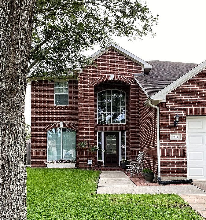 1st image of 304 Lark Hollow Ln
