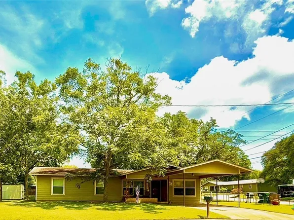 203 W Koether St, Shiner, TX 77984