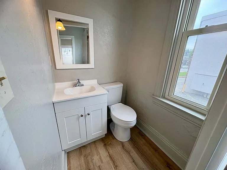 923 W Princess St — Photo 15