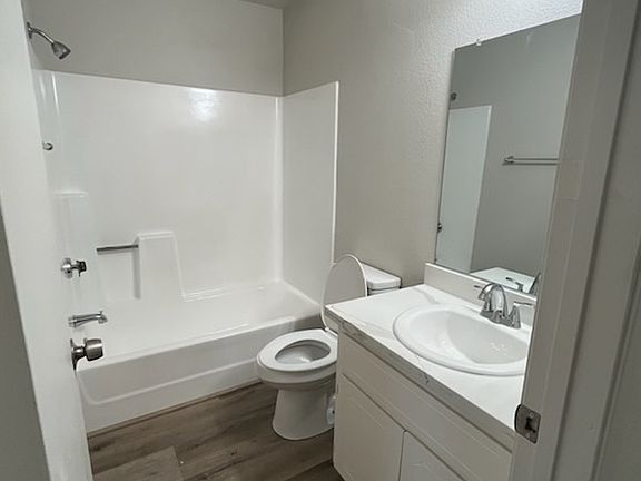 4th image of 7330 Village Green Dr