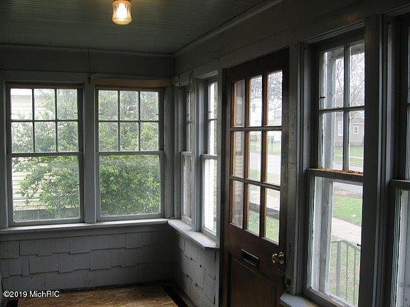 3rd image of 614 E Melendy St