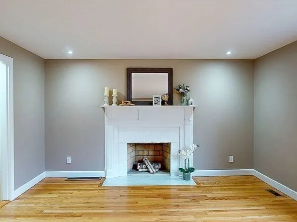 437 Salisbury St, Worcester, MA 01609