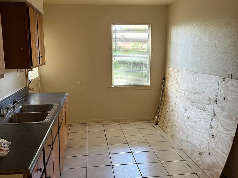 1617 Leigh Dr — Photo 4