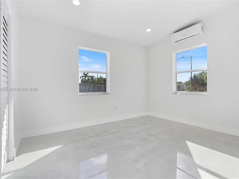 4041 NE 15th Ter — Photo 4