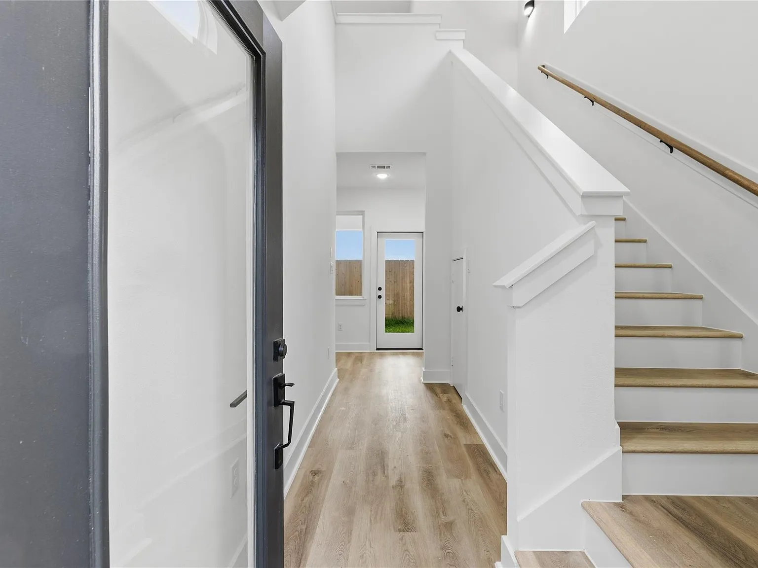 3 bed, 3.5 bath, 1966 sqft, $2,350 — Photo 4