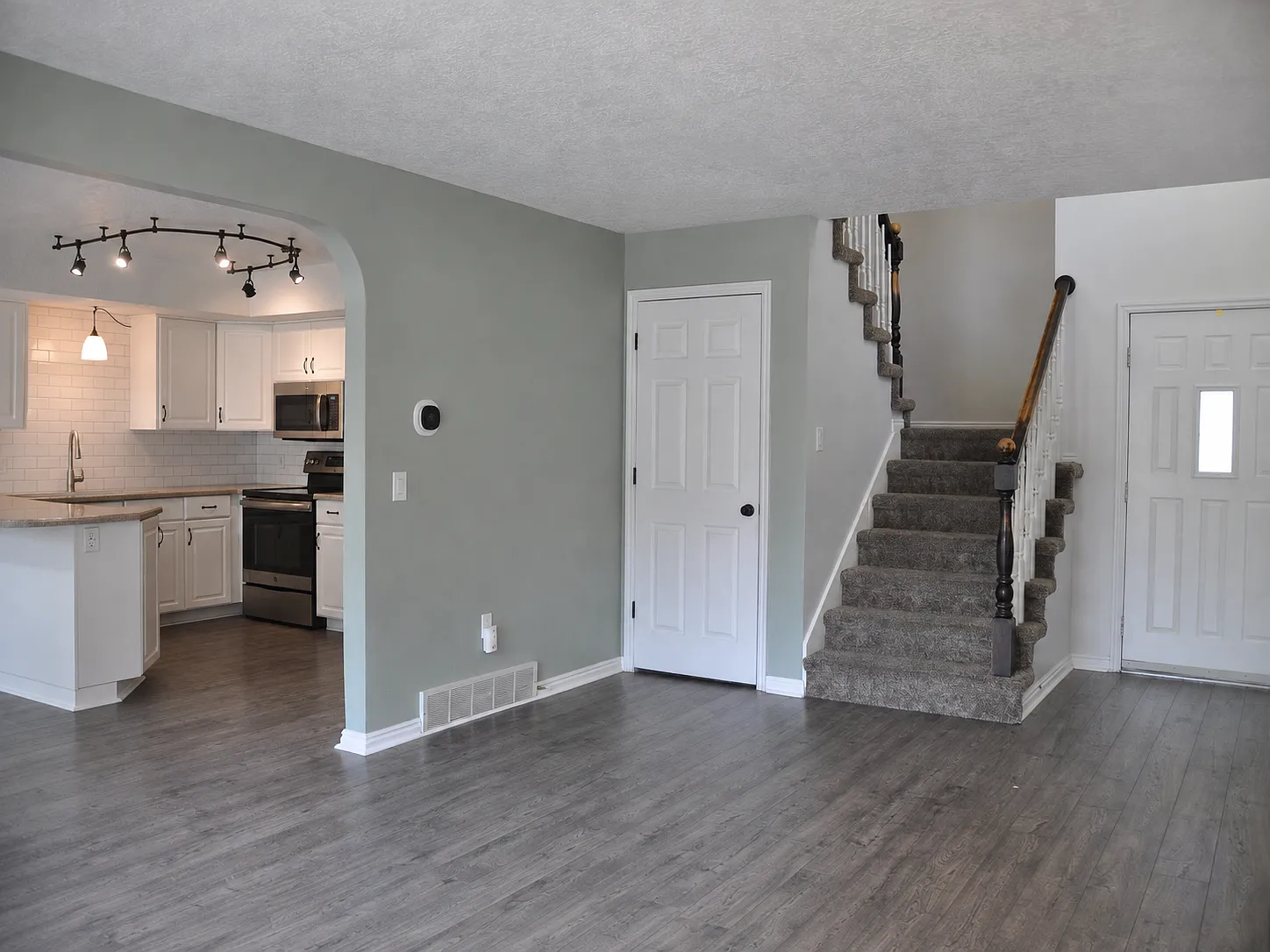 4 bed, 3.5 bath, 2302 sqft, $2,950 — Photo 3