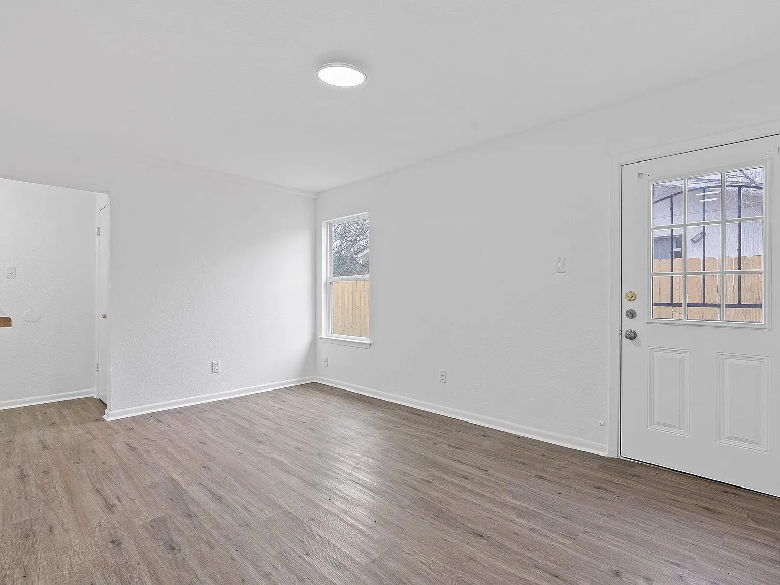 2 bed, 1.0 bath, 900 sqft, $1,275 — Photo 3