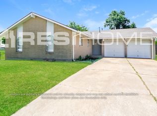 1032 SW 2nd St, Moore, OK 73160