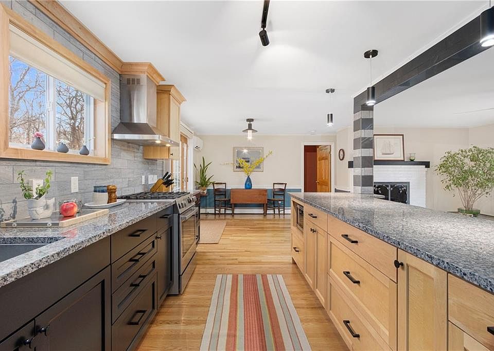 1st image of 70 Lindley Ave