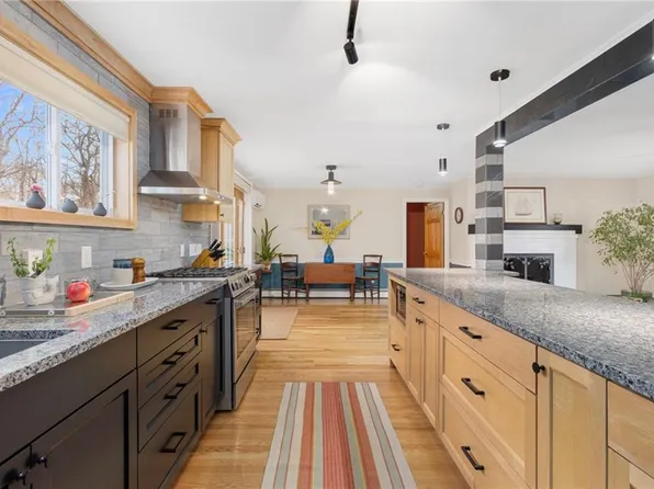 70 Lindley Ave, North Kingstown, RI 02852