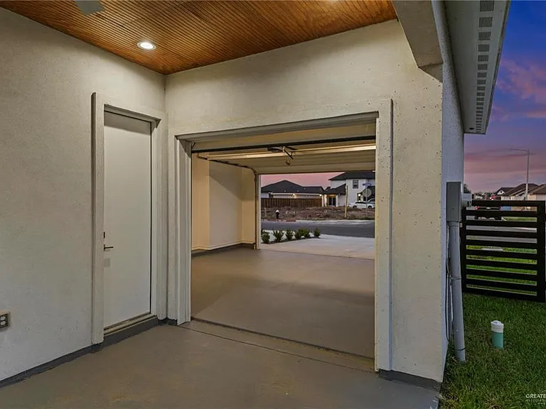 2716 E Conroe Rd — Photo 25